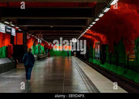 STOCKHOLM, SCHWEDEN - 27. JUNI 2016: Dies ist das Innere der U-Bahn-Station Solna-Centrum. Stockfoto