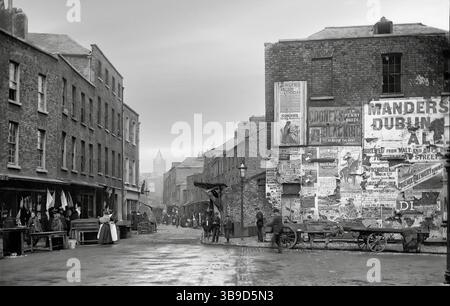 Ein Foto der Freiheitsrechte aus dem späten 19. Jahrhundert in Dublin mit einer Wand aus Werbeplakaten. Christchurch Cathedral ist in der Ferne und Patrick's in der Nähe der rechten Seite. Die Lage ist wahrscheinlich die Kreuzung von Patrick Street und Kevin Street Upper. Stockfoto