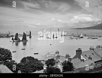 Ein Foto aus dem späten 19. Jahrhundert von hölzernen, segelbetriebenen Fischern, die vom Howth Harbour aus starten und nachts in der Dublin Bay und in der Irischen See angeln. Stockfoto