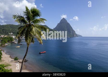 Aus der Vogelperspektive in der Soufriere Bay mit Gros Piton und Petit Piton auf St. Lucia vom Soufriere Beach. Auf einer Drohne in der Karibik auf dem wunderschönen Sai Stockfoto
