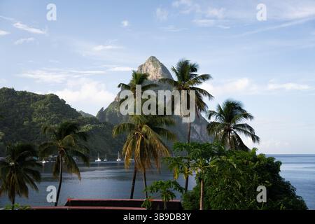 Soufriere Bay. Gros Piton und Petit Piton auf St. Lucia. Gedreht auf einer Drohne in der Karibik auf der wunderschönen Insel Saint Lucia. Stockfoto