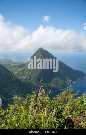 Blick von der Spitze des Petit Piton auf Gros Piton auf St. Lucia. Aufgenommen mit einer spiegellosen Kamera in der Karibik auf der wunderschönen Insel Saint Lucia. Stockfoto