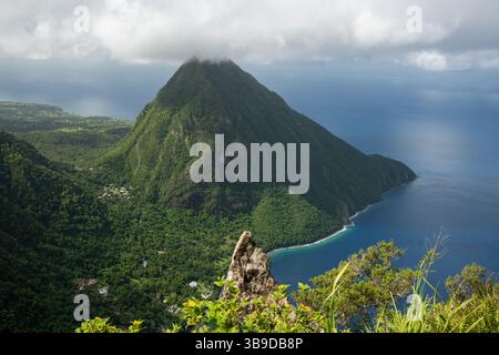 Blick von der Spitze des Petit Piton auf Gros Piton auf St. Lucia. Aufgenommen mit einer spiegellosen Kamera in der Karibik auf der wunderschönen Insel Saint Lucia. Stockfoto