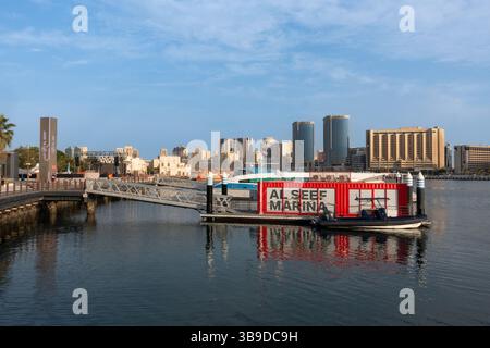 Blick auf Al Seef Marina und Deira Twin Towers im Hintergrund, Dubai Creek, Dubai, Vereinigte Arabische Emirate. Stockfoto