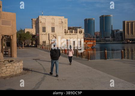 Al Seef Uferpromenade im frühen Morgenlicht, Dubai Creek, Dubai, Vereinigte Arabische Emirate. Stockfoto