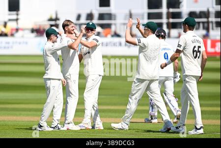 Hove UK 9. Mai 2025 - der Worcestershire Bowler Tom Taylor (2. Von links) wird nach dem Bowling John Simpson zu 5 Runs während des ersten Tages des Rothesay County Championship Division 1 Cricket Matches zwischen Sussex und Worcestershire auf dem 1. Central County Ground in Hove gratuliert: Credit Simon Dack /TPI/ Alamy Live News Stockfoto