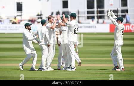 Hove UK 9. Mai 2025 - der Bowler Tom Taylor aus Worcestershire gratuliert John Simpson zu fünf Runs während des ersten Tages des Cricket-Spiels der Rothesay County Championship Division 1 zwischen Sussex und Worcestershire auf dem 1. Central County Ground in Hove: Credit Simon Dack /TPI/ Alamy Live News Stockfoto