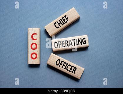 Jahreshauptversammlung – Symbol für Jahreshauptversammlung. Konzeptwort AGM auf Holzblöcken. Schöner grauer Hintergrund. Business- und NGM-Konzept. Kopierbereich. Stockfoto