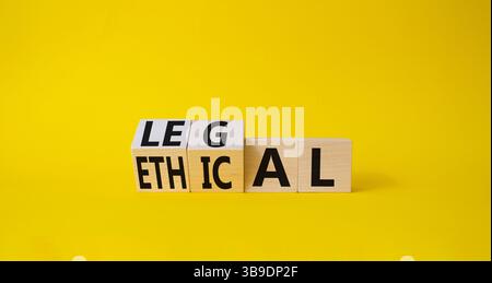 Ethisches und rechtliches Symbol. Gedrehte Holzwürfel mit den Worten ethisch und legal. Schöner gelber Hintergrund. Geschäftliche und ethische und rechtliche Konzepte. Kopieren Stockfoto