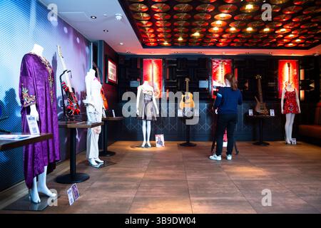 UK. Mai 2025. Juliens Auktionshaus Pressevorschau für „MUSIC ICONS“ fand am 9. Mai 2025 im Hard Rock Cafe Piccadilly Circus London, UK, statt. Vor ihrer Auktion am Freitag, 30. Mai und Samstag, 31. Mai im Hard Rock Cafe in New York. Claire Doherty/SIPA USA Credit: SIPA USA/Alamy Live News Stockfoto