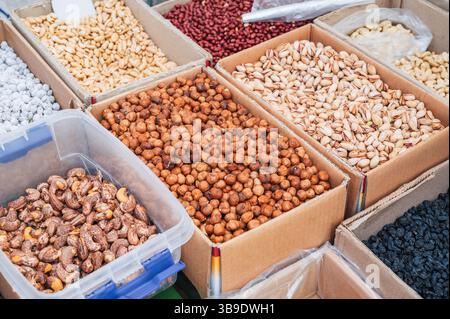 Reichhaltiges Sortiment an Nüssen und getrockneten Früchten auf dem Großhandelsmarkt. Gesunde Ernährung, vegane Süßigkeiten. Stockfoto