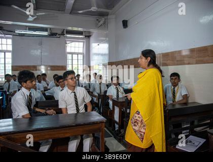 7/2025 Ein Lehrer erklärt den Schülern das Vorgehen des Scheinbohrers während des Krieges wie die Situation eines Luftangriffs. Indien führt heute in verschiedenen Teilen des Landes Scheinübungen durch, in denen es nach dem tödlichen und feigen Terroranschlag auf Touristen, bei dem 26 Menschen in Pahalgam ums Leben kamen, in der Lage ist, sich in den Beziehungen zwischen Indien und Pakistan zu bewegen. Einige bedeutende Schüler der Schule und ihre Lehrer unter Leitung des zivilschutzministeriums nahmen an dieser Scheinübung Teil, am nächsten Tag der Operation Sindoor, die von den indischen Streitkräften in einigen Terrorlagern durchgeführt wurde Stockfoto