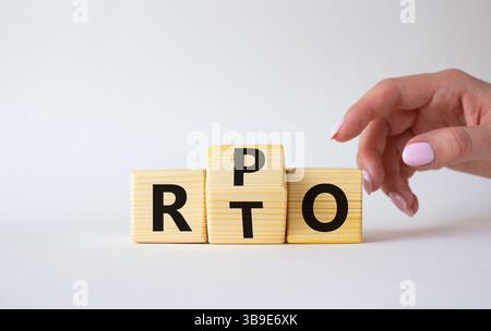 RPO vs. RTO-Symbol. Geschäftsmann zeigt auf Holzwürfel mit den Worten RTO und RPO. Schöner weißer Hintergrund. Geschäftskonzept. Kopierbereich Stockfoto