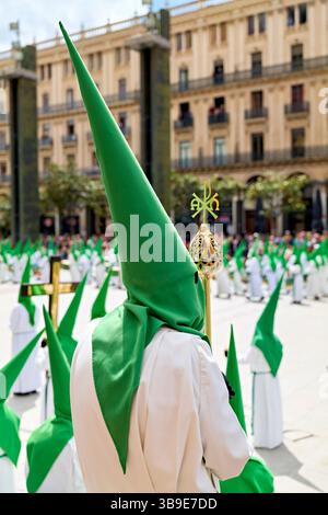 Saragossa. Saragossa. Aragonien. Spanien. Religiöse Prozession mit Kapuzenfiguren, die während der Karwoche einen Wagen tragen Stockfoto