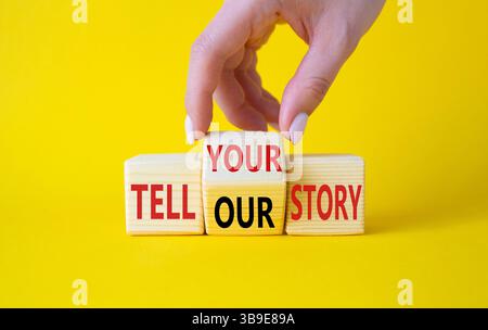 Erzählen Sie Ihr oder unser Geschichtensymbol. Die Hand des Geschäftsmannes dreht Holzwürfel und ändert die Worte Erzählen Sie unsere Geschichte, um Ihre Geschichte zu erzählen. Wunderschöner gelber Hintergrund Stockfoto
