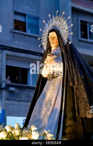 Saragossa. Saragossa. Aragonien. Spanien. Religiöse Prozession mit Kapuzenfiguren, die während der Karwoche einen Wagen tragen Stockfoto