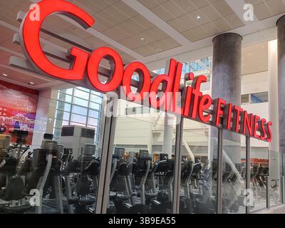 Toronto, ON, Kanada – 2. August 2024: Sehen Sie sich das Goodlife Fitness Company-Schild an. Stockfoto
