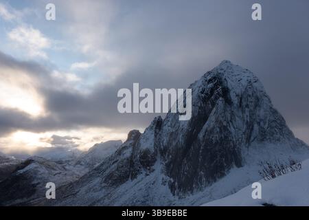 Luftdrohnenfoto von einer verschneiten Bergwanderung auf Segla in Senja, Norwegen. Schneebedeckte Berge im Polarkreis von Nordnorwegen. Stockfoto