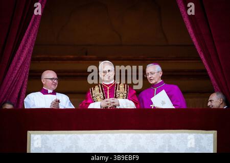 Der neu gewählte Papst Leo XIV. (Kardinal Robert Franziskus Prevost) erscheint am 07. Mai 2025 auf dem Balkon des Petersdoms im Vatikan. Stockfoto