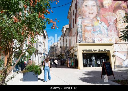 Montélimar (Südostfrankreich): Atmosphäre mit Fußgängern in einer renovierten Fußgängerzone im Stadtzentrum. Tribu beim Galène Store und Les Nou Stockfoto