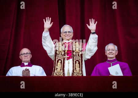 Der neu gewählte Papst Leo XIV. (Kardinal Robert Franziskus Prevost) erscheint am 07. Mai 2025 auf dem Balkon des Petersdoms im Vatikan. Stockfoto