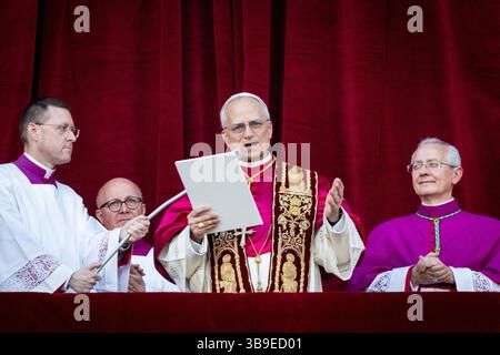 Der neu gewählte Papst Leo XIV. (Kardinal Robert Franziskus Prevost) erscheint am 07. Mai 2025 auf dem Balkon des Petersdoms im Vatikan. Stockfoto