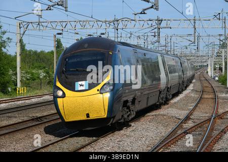 Mit der Lady Godiva-Flagge auf der vorderen Fahrerkabine wird Avanti Pendolino 390039 im Rugeley Trent Valley mit dem 0855 Manchester Piccadilly nach London Euston gesehen Stockfoto