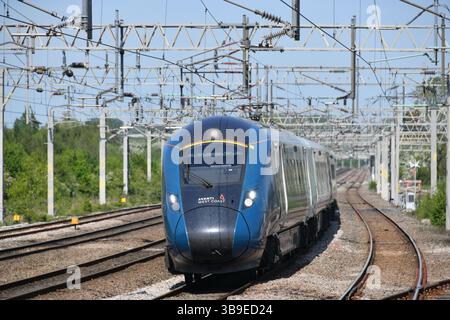 Avanti West Coast BI-Mode-Einheiten 805008 und 805007 bearbeiteten die 0853 Holyhead nach London Euston und näherten sich dem Rugeley Trent Valley am 9. Mai 2025 Stockfoto