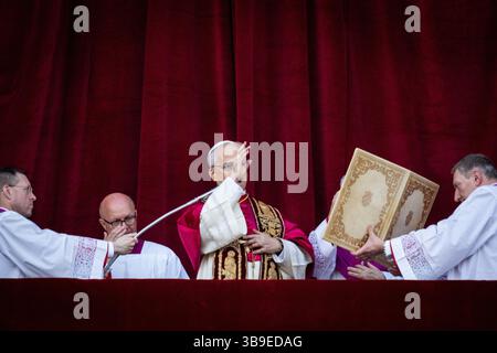 Der neu gewählte Papst Leo XIV. (Kardinal Robert Franziskus Prevost) erscheint am 07. Mai 2025 auf dem Balkon des Petersdoms im Vatikan. Stockfoto