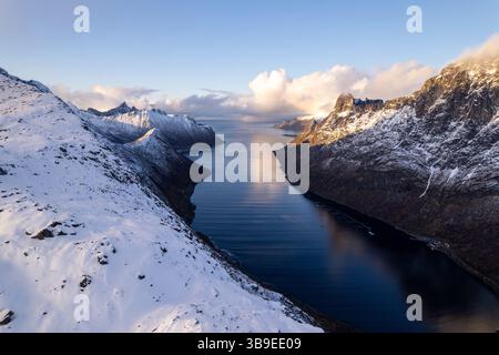 Luftlinie von wunderschönen norwegischen Fjorden mit schneebedeckten Bergen. Gelegen im äußersten Norden Norwegens im Polarkreis. Auf eine Drohne geschossen. Stockfoto