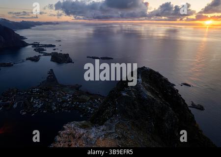 Bergwanderung von Reinebringen aus der Vogelperspektive in Lofoten, Norwegen. Schneebedeckte Berge, die von einer Drohne aufgenommen wurden. Stockfoto