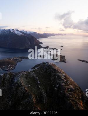 Bergwanderung von Reinebringen aus der Vogelperspektive in Lofoten, Norwegen. Schneebedeckte Berge, die von einer Drohne aufgenommen wurden. Stockfoto