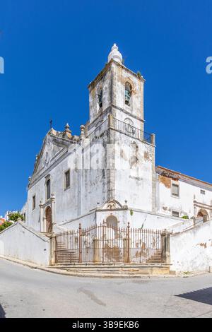 Stadtbesichtigung und Umgebung der Kirche St. Sebastian. Ein weiß gestrichenes altes Gebäude in der Stadt Lagos an der Algarve, Portugal Stockfoto