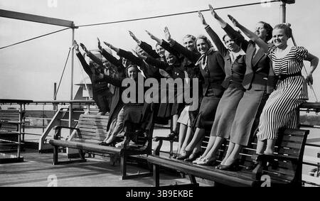 Junge Menschen, die den nazi-Gruß an Bord der Wilhelm Gustloff während einer Kraftfahrt durch die Freude geben. Der Untergang der Wilhelm Gustloff ist die schlimmste Seekatastrophe der Geschichte. Das Schiff wurde ursprünglich als Kreuzfahrtschiff für die nazi-Stärke durch die Joy-Bewegung gebaut. Während des Krieges wurde es als Krankenhausschiff genutzt. Am 30. Januar 1945 verließ sie mit schätzungsweise 10.600 Personen an Bord. Das Schiff wurde vom sowjetischen U-Boot S-13 torpediert und sank in 40 Minuten. Nur 1250 Menschen wurden gerettet, was eine Zahl von rund 9400 Todesopfern bedeutet. Stockfoto