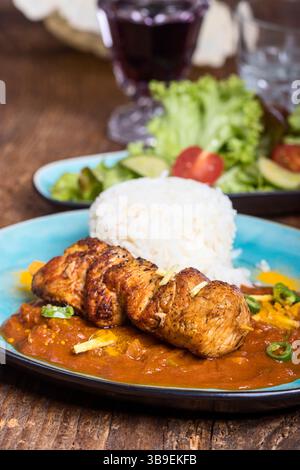Indisches Hühnchen Tikka Masala auf Holz Stockfoto