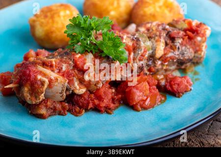 Schaschlik mit Salat auf Holz Stockfoto