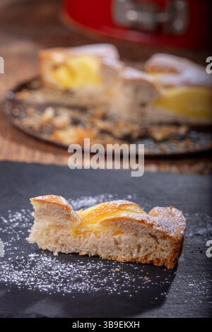 Ein Stück bayerischer Apfelkuchen Stockfoto