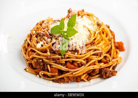 Spaghetti mit Bolognaise-Sauce auf Weiß Stockfoto