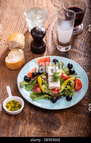 Griechischer Salat auf dunklem Holz Stockfoto