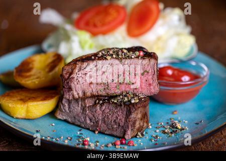 Gegrilltes Steak auf dem Teller Stockfoto