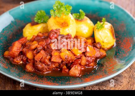 Gulasch mit Kartoffeln auf Holz Stockfoto