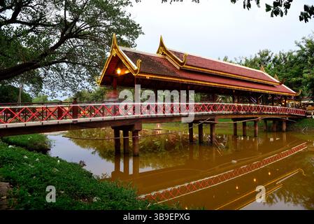 Brücke in einem Park von Siem Reap, Kambodscha Stockfoto