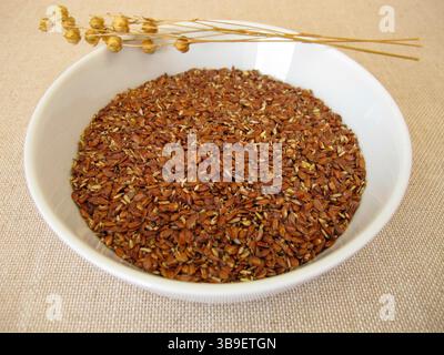 Eine Schüssel mit grob gemahlenen braunen Leinsamen Stockfoto