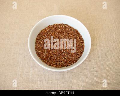 Eine Schüssel mit grob gemahlenen braunen Leinsamen Stockfoto