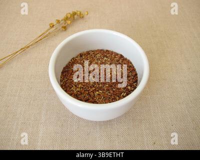 Eine Schüssel mit grob gemahlenen braunen Leinsamen Stockfoto