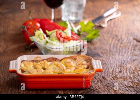 Kartoffelgratin im Auflauf auf Holz Stockfoto