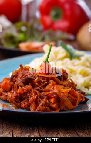 Szeged Gulasch auf dunklem Holz Stockfoto