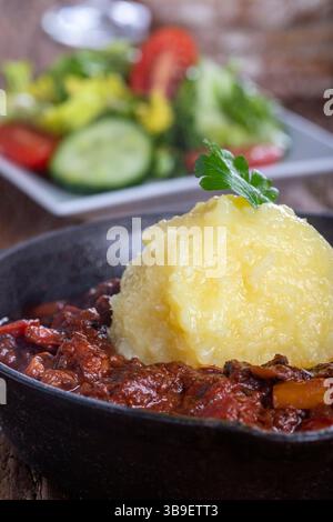 Ungarisches Gulasch mit Kartoffelknödel Stockfoto