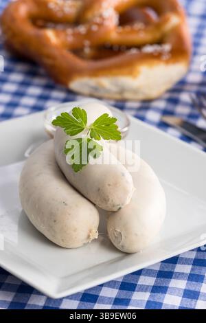 Bayerische Weißwurst mit Brezel Stockfoto