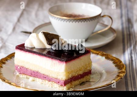Blaubeerkuchen und ein Cappucino Stockfoto